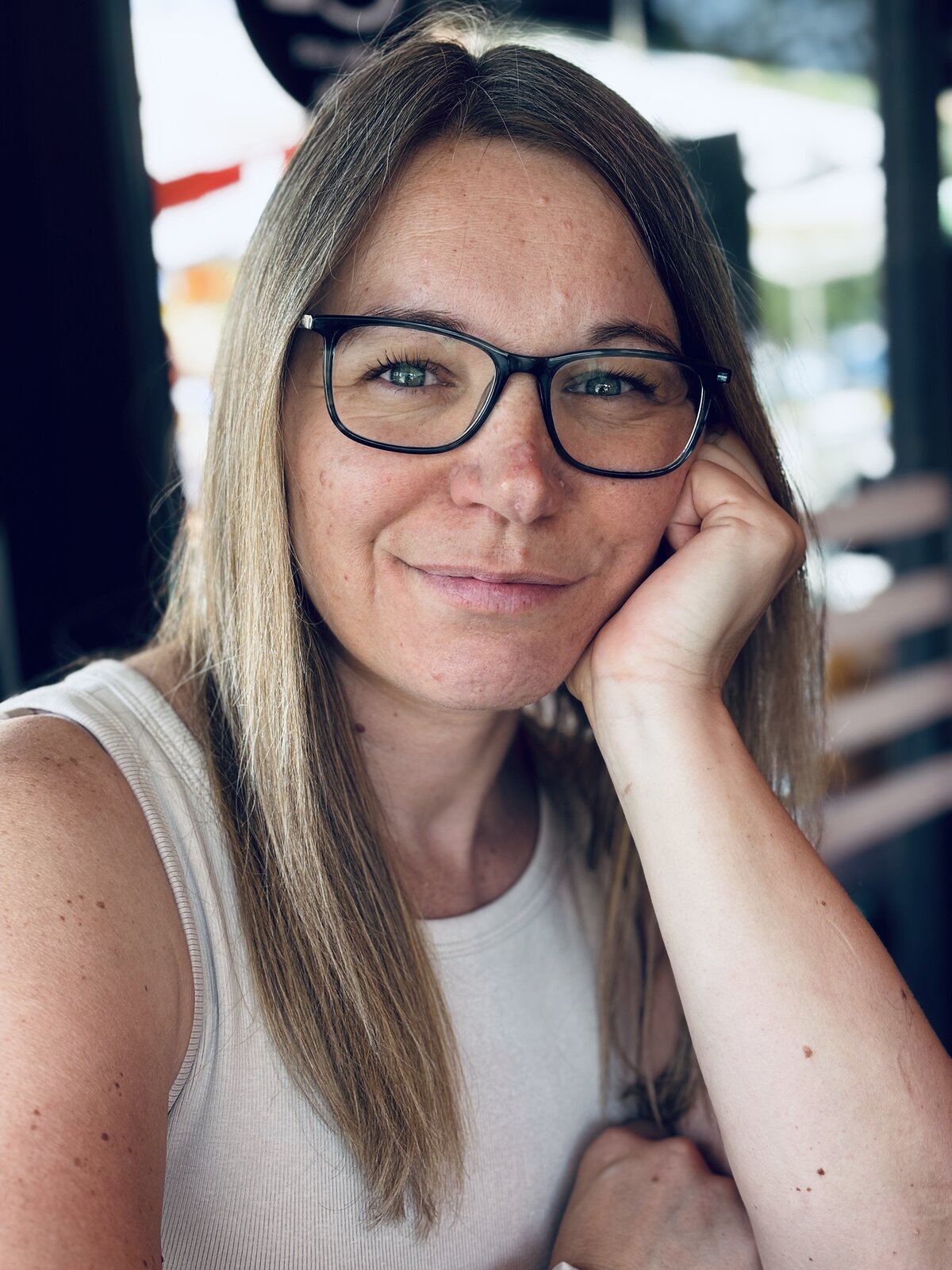 Tania Laso, fundadora de Adriel Atelier, sonriendo cálidamente
